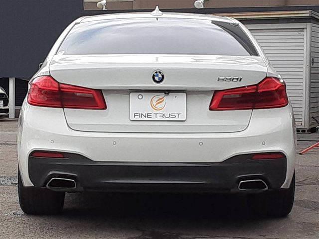 ５シリーズ ５３０ｉ　Ｍスポーツ　ハイラインパッケージ　パーキングアシストプラス　黒革シート　アラウンドビューモニター　純正タッチパネルナビ　アダプディブクルーズコントロール　ＨＵＤ　全席シートヒーター（18枚目）
