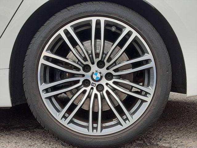 ５シリーズ ５３０ｉ　Ｍスポーツ　ハイラインパッケージ　パーキングアシストプラス　黒革シート　アラウンドビューモニター　純正タッチパネルナビ　アダプディブクルーズコントロール　ＨＵＤ　全席シートヒーター（27枚目）