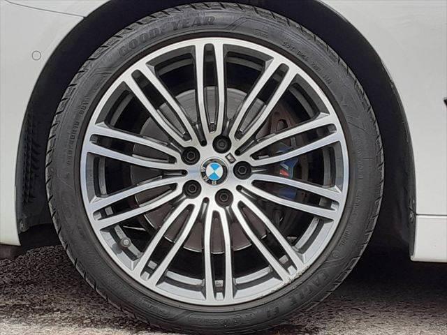 ５シリーズ ５３０ｉ　Ｍスポーツ　ハイラインパッケージ　パーキングアシストプラス　黒革シート　アラウンドビューモニター　純正タッチパネルナビ　アダプディブクルーズコントロール　ＨＵＤ　全席シートヒーター（28枚目）