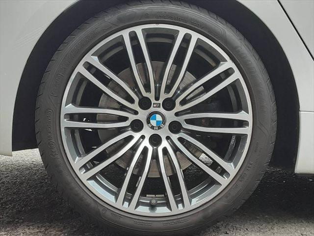 ５シリーズ ５３０ｉ　Ｍスポーツ　ハイラインパッケージ　パーキングアシストプラス　黒革シート　アラウンドビューモニター　純正タッチパネルナビ　アダプディブクルーズコントロール　ＨＵＤ　全席シートヒーター（29枚目）