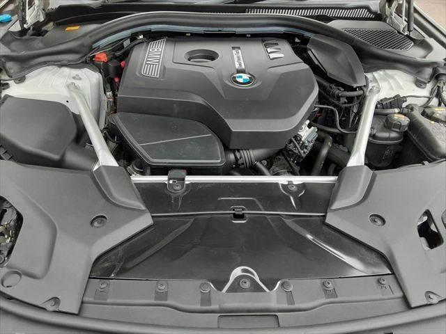 ５シリーズ ５３０ｉ　Ｍスポーツ　ハイラインパッケージ　パーキングアシストプラス　黒革シート　アラウンドビューモニター　純正タッチパネルナビ　アダプディブクルーズコントロール　ＨＵＤ　全席シートヒーター（30枚目）