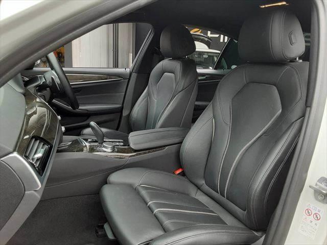 ５シリーズ ５３０ｉ　Ｍスポーツ　ハイラインパッケージ　パーキングアシストプラス　黒革シート　アラウンドビューモニター　純正タッチパネルナビ　アダプディブクルーズコントロール　ＨＵＤ　全席シートヒーター（31枚目）