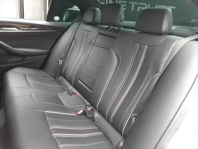 ５シリーズ ５３０ｉ　Ｍスポーツ　ハイラインパッケージ　パーキングアシストプラス　黒革シート　アラウンドビューモニター　純正タッチパネルナビ　アダプディブクルーズコントロール　ＨＵＤ　全席シートヒーター（32枚目）