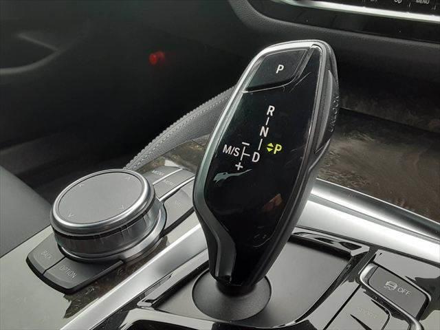 ５シリーズ ５３０ｉ　Ｍスポーツ　ハイラインパッケージ　パーキングアシストプラス　黒革シート　アラウンドビューモニター　純正タッチパネルナビ　アダプディブクルーズコントロール　ＨＵＤ　全席シートヒーター（33枚目）