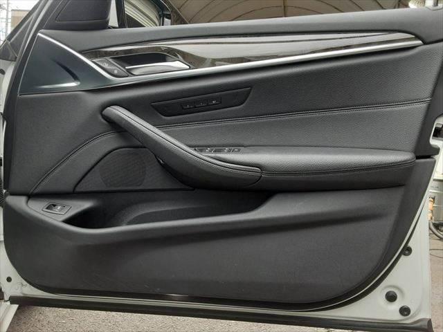 ５シリーズ ５３０ｉ　Ｍスポーツ　ハイラインパッケージ　パーキングアシストプラス　黒革シート　アラウンドビューモニター　純正タッチパネルナビ　アダプディブクルーズコントロール　ＨＵＤ　全席シートヒーター（59枚目）