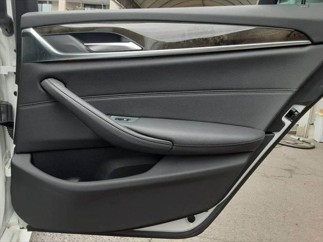 ５シリーズ ５３０ｉ　Ｍスポーツ　ハイラインパッケージ　パーキングアシストプラス　黒革シート　アラウンドビューモニター　純正タッチパネルナビ　アダプディブクルーズコントロール　ＨＵＤ　全席シートヒーター（62枚目）