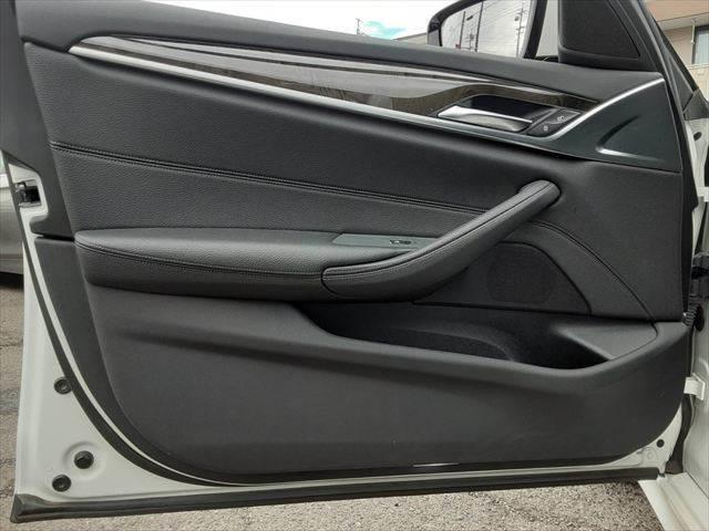 ５シリーズ ５３０ｉ　Ｍスポーツ　ハイラインパッケージ　パーキングアシストプラス　黒革シート　アラウンドビューモニター　純正タッチパネルナビ　アダプディブクルーズコントロール　ＨＵＤ　全席シートヒーター（65枚目）