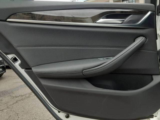 ５シリーズ ５３０ｉ　Ｍスポーツ　ハイラインパッケージ　パーキングアシストプラス　黒革シート　アラウンドビューモニター　純正タッチパネルナビ　アダプディブクルーズコントロール　ＨＵＤ　全席シートヒーター（68枚目）