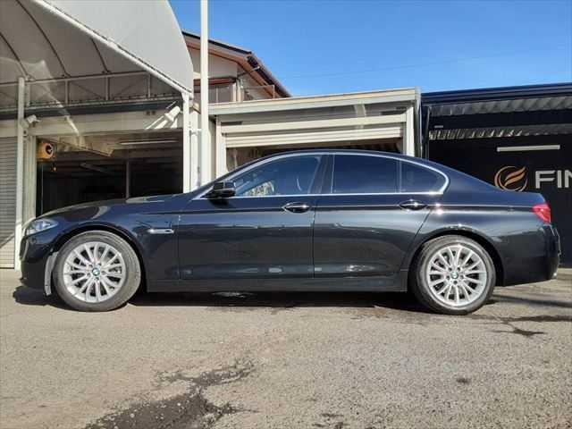 店舗敷地内に駐車スペースもございます。お車でのご来場をお考えの方はご安心ください♪