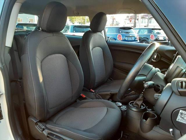 ＭＩＮＩ クーパーＤ　ペッパーパッケージ　コンフォートアクセス　ＬＥＤヘッドライト　禁煙車　純正ＨＤＤナビ　Ｂｌｕｅｔｏｏｔｈ　ミュージックサーバー　ＥＴＣ　アイドリングストップ　スマートキー　盗難防止装置　電動格納ミラー（6枚目）