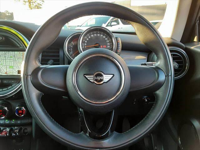 ＭＩＮＩ クーパーＤ　ペッパーパッケージ　コンフォートアクセス　ＬＥＤヘッドライト　禁煙車　純正ＨＤＤナビ　Ｂｌｕｅｔｏｏｔｈ　ミュージックサーバー　ＥＴＣ　アイドリングストップ　スマートキー　盗難防止装置　電動格納ミラー（9枚目）