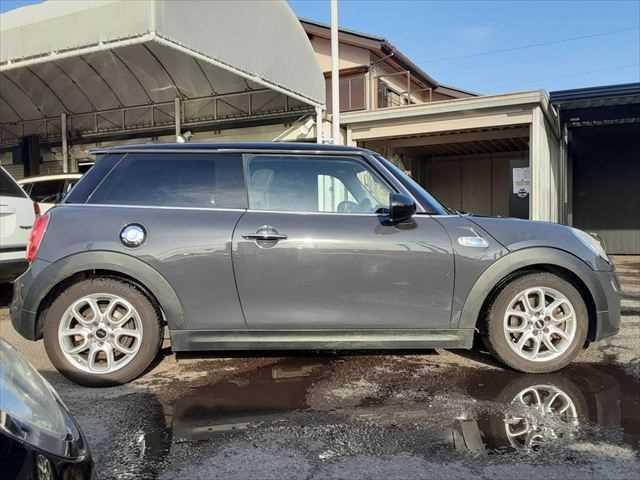 �P�R�N�o�߁A�P�O�����������̎ԗ��ł���΍Œ��Q�N�Ԃ̕ۏ؂ɂ��������������܂��B���Ԓ��̑��s�����A�C���񐔂͂Ȃ�Ɩ����������A���Օi�ȊO��ΏۂƂ����L�͈͂̕ۏ؃v���������p�ӂ������Ă���܂��B