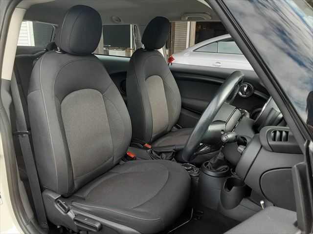 ＭＩＮＩ クーパー　ＬＥＤヘッドライト　純正ＨＤＤナビ　バックカメラ　Ｂｌｕｅｔｏｏｔｈ　ＭＴモード付オートマチックシフト　禁煙車　キーレスエントリー　純正１５インチアルミホイール　ミュージックサーバー（6枚目）