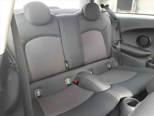 ＭＩＮＩ クーパー　ＬＥＤヘッドライト　純正ＨＤＤナビ　バックカメラ　Ｂｌｕｅｔｏｏｔｈ　ＭＴモード付オートマチックシフト　禁煙車　キーレスエントリー　純正１５インチアルミホイール　ミュージックサーバー（7枚目）