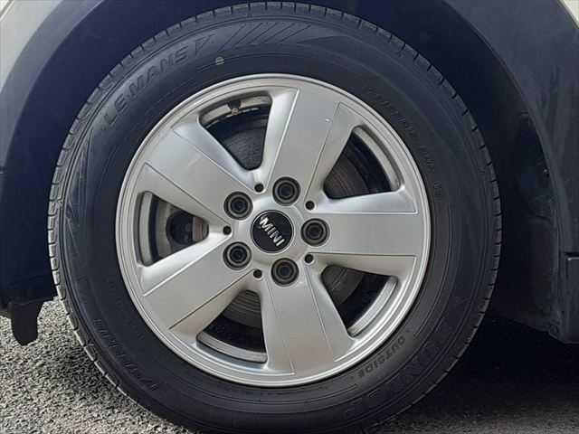 ＭＩＮＩ クーパー　ＬＥＤヘッドライト　純正ＨＤＤナビ　バックカメラ　Ｂｌｕｅｔｏｏｔｈ　ＭＴモード付オートマチックシフト　禁煙車　キーレスエントリー　純正１５インチアルミホイール　ミュージックサーバー（12枚目）