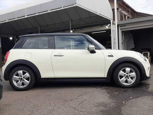 ＭＩＮＩ クーパー　ＬＥＤヘッドライト　純正ＨＤＤナビ　バックカメラ　Ｂｌｕｅｔｏｏｔｈ　ＭＴモード付オートマチックシフト　禁煙車　キーレスエントリー　純正１５インチアルミホイール　ミュージックサーバー（15枚目）