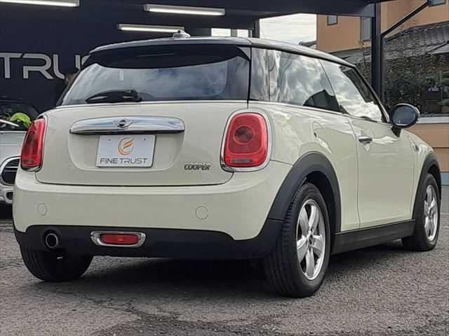 ＭＩＮＩ クーパー　ＬＥＤヘッドライト　純正ＨＤＤナビ　バックカメラ　Ｂｌｕｅｔｏｏｔｈ　ＭＴモード付オートマチックシフト　禁煙車　キーレスエントリー　純正１５インチアルミホイール　ミュージックサーバー（16枚目）