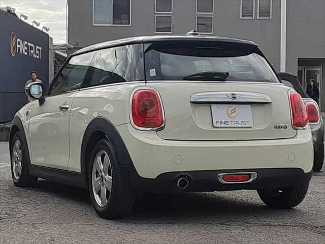 ＭＩＮＩ クーパー　ＬＥＤヘッドライト　純正ＨＤＤナビ　バックカメラ　Ｂｌｕｅｔｏｏｔｈ　ＭＴモード付オートマチックシフト　禁煙車　キーレスエントリー　純正１５インチアルミホイール　ミュージックサーバー（18枚目）