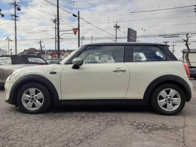 ＭＩＮＩ クーパー　ＬＥＤヘッドライト　純正ＨＤＤナビ　バックカメラ　Ｂｌｕｅｔｏｏｔｈ　ＭＴモード付オートマチックシフト　禁煙車　キーレスエントリー　純正１５インチアルミホイール　ミュージックサーバー（19枚目）