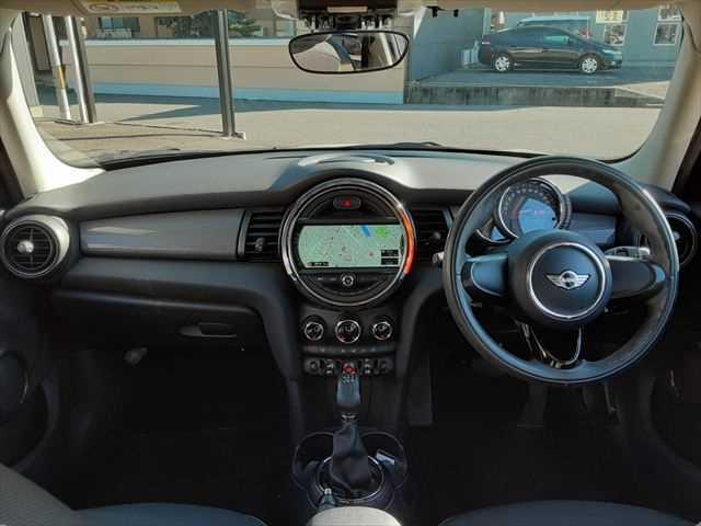 ＭＩＮＩ クーパー　禁煙車　純正ＨＤＤナビ　バックカメラ　ＬＥＤヘッドライト　Ｂｌｕｅｔｏｏｔｈ　ＥＴＣ　スマートキー　電動格納ミラー　アイドリングストップ　横滑り防止装置　オートエアコン（3枚目）
