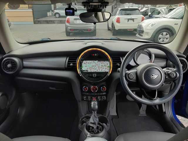 ＭＩＮＩ クーパーＤ　中期型　パーキングアシストパッケージ　ペッパーパッケージ　ＬＥＤヘッドライト　純正タッチパネルナビ　コンフォートアクセス　禁煙車　インテリジェントセーフティ　コーナーセンサー（3枚目）