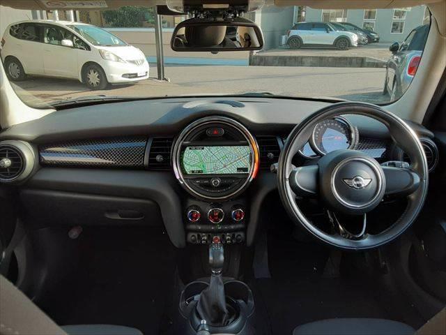 ＭＩＮＩ クーパーＳ　ペッパーパッケージ　ＬＥＤヘッドライト　純正ＨＤＤナビ　Ｂｌｕｅｔｏｏｔｈ　キーレスエントリー　禁煙車　オートライト　ＭＴモード付　純正１６インチアルミホイール　アイドリングストップ　ミラー型ＥＴＣ（3枚目）