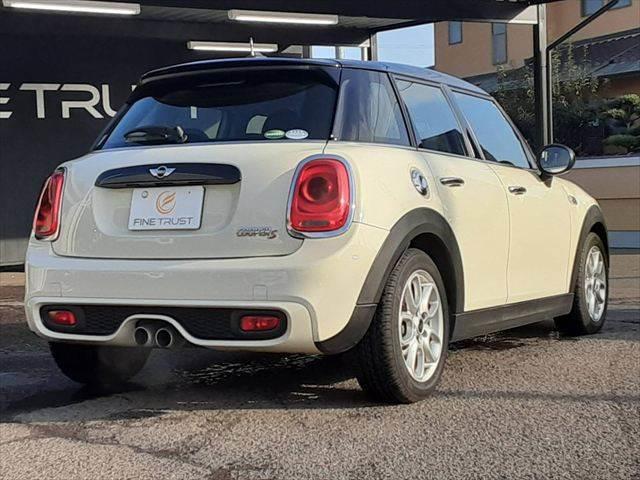 ＭＩＮＩ クーパーＳ　ペッパーパッケージ　ＬＥＤヘッドライト　純正ＨＤＤナビ　Ｂｌｕｅｔｏｏｔｈ　キーレスエントリー　禁煙車　オートライト　ＭＴモード付　純正１６インチアルミホイール　アイドリングストップ　ミラー型ＥＴＣ（16枚目）