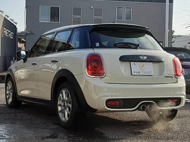 ＭＩＮＩ クーパーＳ　ペッパーパッケージ　ＬＥＤヘッドライト　純正ＨＤＤナビ　Ｂｌｕｅｔｏｏｔｈ　キーレスエントリー　禁煙車　オートライト　ＭＴモード付　純正１６インチアルミホイール　アイドリングストップ　ミラー型ＥＴＣ（18枚目）
