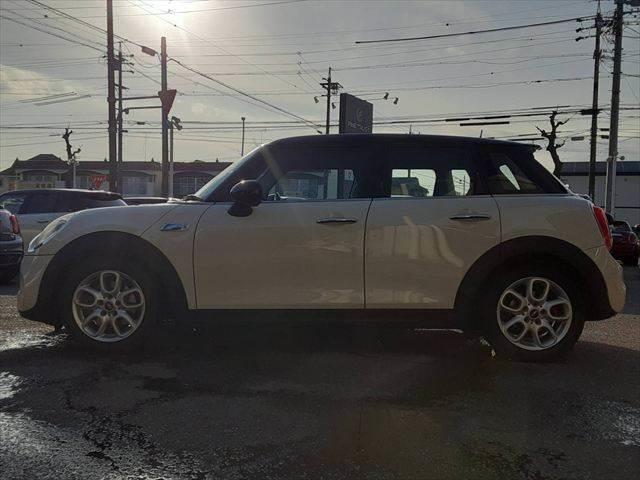 ＭＩＮＩ クーパーＳ　ペッパーパッケージ　ＬＥＤヘッドライト　純正ＨＤＤナビ　Ｂｌｕｅｔｏｏｔｈ　キーレスエントリー　禁煙車　オートライト　ＭＴモード付　純正１６インチアルミホイール　アイドリングストップ　ミラー型ＥＴＣ（19枚目）