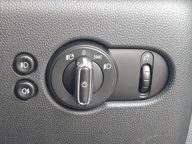 ＭＩＮＩ クーパーＳ　ペッパーパッケージ　ＬＥＤヘッドライト　純正ＨＤＤナビ　Ｂｌｕｅｔｏｏｔｈ　キーレスエントリー　禁煙車　オートライト　ＭＴモード付　純正１６インチアルミホイール　アイドリングストップ　ミラー型ＥＴＣ（35枚目）