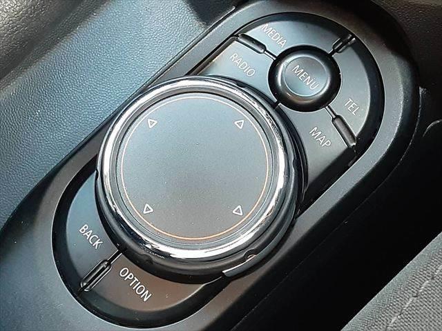 ＭＩＮＩ クーパーＳ　ペッパーパッケージ　ＬＥＤヘッドライト　純正ＨＤＤナビ　Ｂｌｕｅｔｏｏｔｈ　キーレスエントリー　禁煙車　オートライト　ＭＴモード付　純正１６インチアルミホイール　アイドリングストップ　ミラー型ＥＴＣ（36枚目）