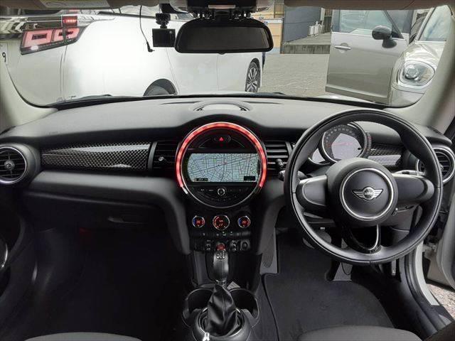 ＭＩＮＩ クーパーＳ　ペッパーパッケージ　純正ＨＤＤナビ　ＬＥＤヘッドライト　Ｂｌｕｅｔｏｏｔｈ　オートライト　禁煙車　ＭＴモード付シフト　純正１６インチアルミホイール　ミラー型ＥＴＣ　ミュージックサーバー　ＵＳＢポート（3枚目）