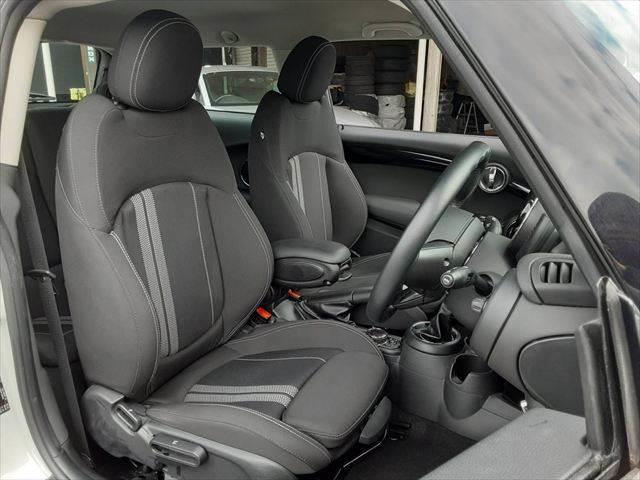 ＭＩＮＩ クーパーＳ　ペッパーパッケージ　純正ＨＤＤナビ　ＬＥＤヘッドライト　Ｂｌｕｅｔｏｏｔｈ　オートライト　禁煙車　ＭＴモード付シフト　純正１６インチアルミホイール　ミラー型ＥＴＣ　ミュージックサーバー　ＵＳＢポート（6枚目）