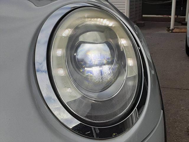 ＭＩＮＩ クーパーＳ　ペッパーパッケージ　純正ＨＤＤナビ　ＬＥＤヘッドライト　Ｂｌｕｅｔｏｏｔｈ　オートライト　禁煙車　ＭＴモード付シフト　純正１６インチアルミホイール　ミラー型ＥＴＣ　ミュージックサーバー　ＵＳＢポート（10枚目）