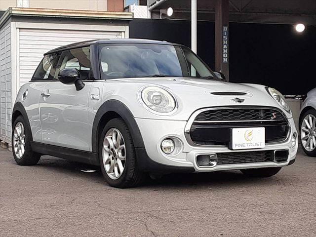 ＭＩＮＩ クーパーＳ　ペッパーパッケージ　純正ＨＤＤナビ　ＬＥＤヘッドライト　Ｂｌｕｅｔｏｏｔｈ　オートライト　禁煙車　ＭＴモード付シフト　純正１６インチアルミホイール　ミラー型ＥＴＣ　ミュージックサーバー　ＵＳＢポート（14枚目）