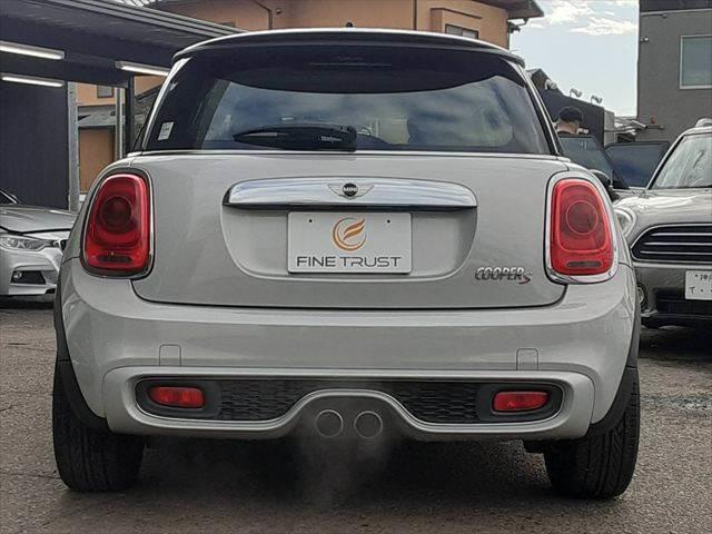 ＭＩＮＩ クーパーＳ　ペッパーパッケージ　純正ＨＤＤナビ　ＬＥＤヘッドライト　Ｂｌｕｅｔｏｏｔｈ　オートライト　禁煙車　ＭＴモード付シフト　純正１６インチアルミホイール　ミラー型ＥＴＣ　ミュージックサーバー　ＵＳＢポート（17枚目）