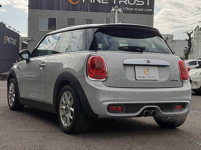 ＭＩＮＩ クーパーＳ　ペッパーパッケージ　純正ＨＤＤナビ　ＬＥＤヘッドライト　Ｂｌｕｅｔｏｏｔｈ　オートライト　禁煙車　ＭＴモード付シフト　純正１６インチアルミホイール　ミラー型ＥＴＣ　ミュージックサーバー　ＵＳＢポート（18枚目）
