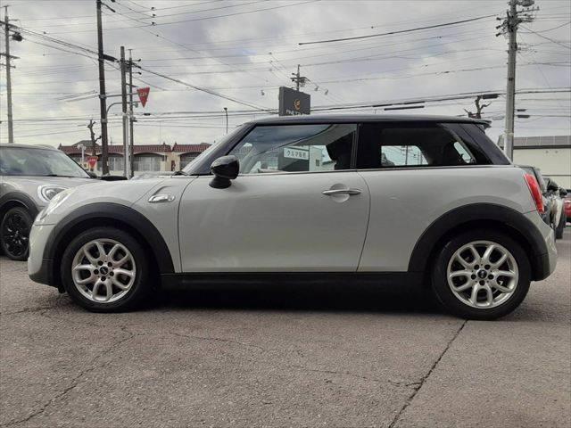 ＭＩＮＩ クーパーＳ　ペッパーパッケージ　純正ＨＤＤナビ　ＬＥＤヘッドライト　Ｂｌｕｅｔｏｏｔｈ　オートライト　禁煙車　ＭＴモード付シフト　純正１６インチアルミホイール　ミラー型ＥＴＣ　ミュージックサーバー　ＵＳＢポート（19枚目）