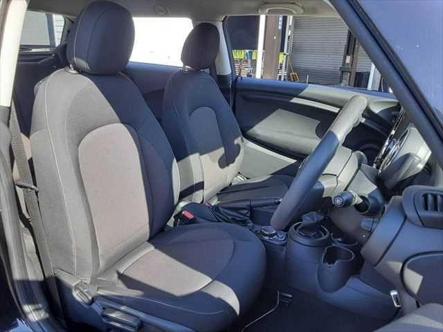 ＭＩＮＩ ワン　フェイバリットスタイル　クールパッケージ　純正ＨＤＤナビ　Ｂｌｕｅｔｏｏｔｈ　純正１５インチアルミホイール　禁煙車　Ｂｌｕｅｔｏｏｔｈ　キーレスエントリー　ＭＴモード付オートマチックシフト（6枚目）