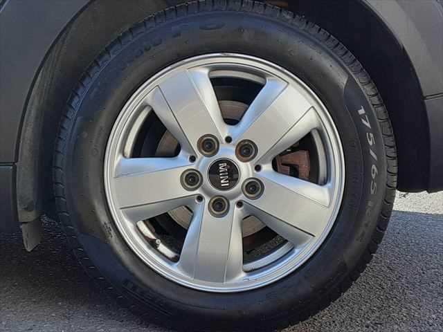 ＭＩＮＩ ワン　フェイバリットスタイル　クールパッケージ　純正ＨＤＤナビ　Ｂｌｕｅｔｏｏｔｈ　純正１５インチアルミホイール　禁煙車　Ｂｌｕｅｔｏｏｔｈ　キーレスエントリー　ＭＴモード付オートマチックシフト（12枚目）