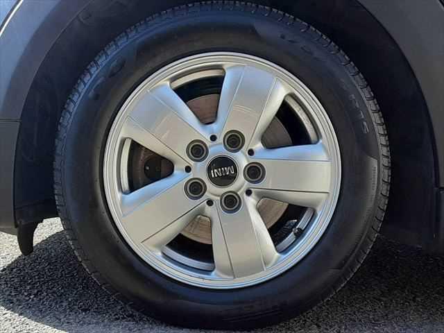 ＭＩＮＩ ワン　フェイバリットスタイル　クールパッケージ　純正ＨＤＤナビ　Ｂｌｕｅｔｏｏｔｈ　純正１５インチアルミホイール　禁煙車　Ｂｌｕｅｔｏｏｔｈ　キーレスエントリー　ＭＴモード付オートマチックシフト（26枚目）