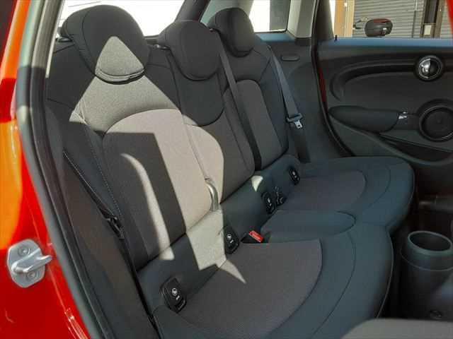 ＭＩＮＩ クーパーＤ　ペッパーＰＫＧ　スマートキー　ＬＥＤヘッドライト　バックカメラ　障害物センサー　禁煙車　純正ＨＤＤナビ　Ｂｌｕｅｔｏｏｔｈ　ＥＴＣ　純正１５インチアルミホイール　ＭＴモード付　盗難防止装置（8枚目）