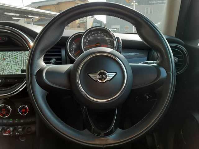 ＭＩＮＩ クーパーＤ　ペッパーＰＫＧ　スマートキー　ＬＥＤヘッドライト　バックカメラ　障害物センサー　禁煙車　純正ＨＤＤナビ　Ｂｌｕｅｔｏｏｔｈ　ＥＴＣ　純正１５インチアルミホイール　ＭＴモード付　盗難防止装置（10枚目）