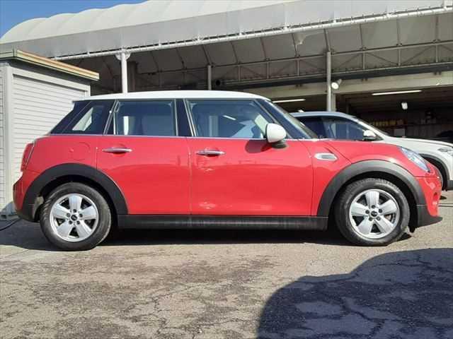 ＭＩＮＩ クーパーＤ　ペッパーＰＫＧ　スマートキー　ＬＥＤヘッドライト　バックカメラ　障害物センサー　禁煙車　純正ＨＤＤナビ　Ｂｌｕｅｔｏｏｔｈ　ＥＴＣ　純正１５インチアルミホイール　ＭＴモード付　盗難防止装置（16枚目）