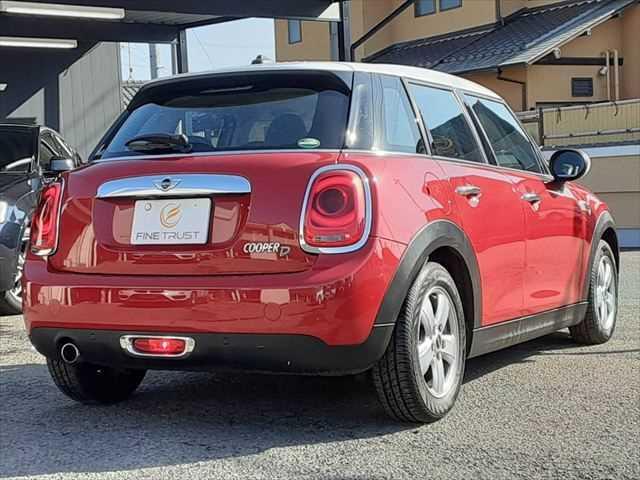 ＭＩＮＩ クーパーＤ　ペッパーＰＫＧ　スマートキー　ＬＥＤヘッドライト　バックカメラ　障害物センサー　禁煙車　純正ＨＤＤナビ　Ｂｌｕｅｔｏｏｔｈ　ＥＴＣ　純正１５インチアルミホイール　ＭＴモード付　盗難防止装置（17枚目）