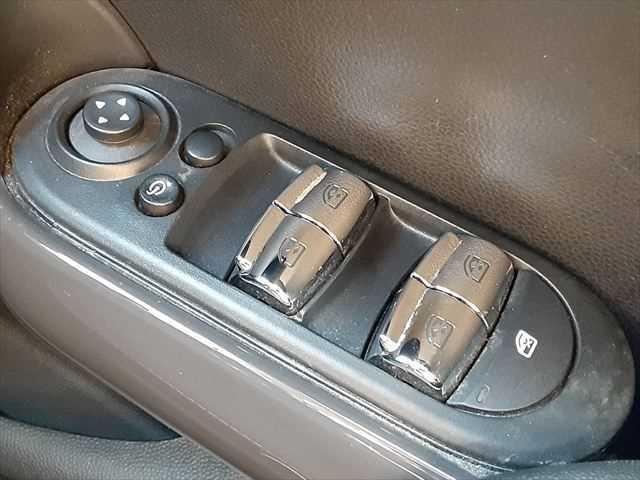 ＭＩＮＩ クーパーＤ　ペッパーＰＫＧ　スマートキー　ＬＥＤヘッドライト　バックカメラ　障害物センサー　禁煙車　純正ＨＤＤナビ　Ｂｌｕｅｔｏｏｔｈ　ＥＴＣ　純正１５インチアルミホイール　ＭＴモード付　盗難防止装置（30枚目）