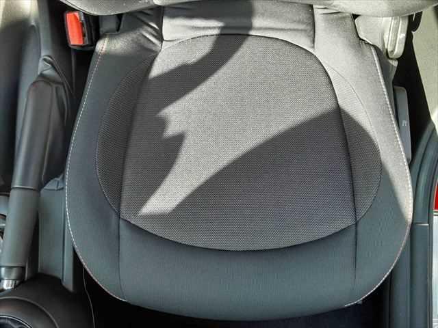 ＭＩＮＩ クーパーＤ　ペッパーＰＫＧ　スマートキー　ＬＥＤヘッドライト　バックカメラ　障害物センサー　禁煙車　純正ＨＤＤナビ　Ｂｌｕｅｔｏｏｔｈ　ＥＴＣ　純正１５インチアルミホイール　ＭＴモード付　盗難防止装置（49枚目）