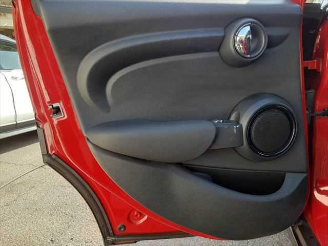 ＭＩＮＩ クーパーＤ　ペッパーＰＫＧ　スマートキー　ＬＥＤヘッドライト　バックカメラ　障害物センサー　禁煙車　純正ＨＤＤナビ　Ｂｌｕｅｔｏｏｔｈ　ＥＴＣ　純正１５インチアルミホイール　ＭＴモード付　盗難防止装置（50枚目）