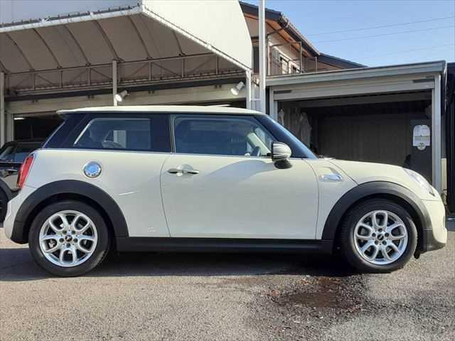 �P�R�N�o�߁A�P�O�����������̎ԗ��ł���΍Œ��Q�N�Ԃ̕ۏ؂ɂ��������������܂��B���Ԓ��̑��s�����A�C���񐔂͂Ȃ�Ɩ����������A���Օi�ȊO��ΏۂƂ����L�͈͂̕ۏ؃v���������p�ӂ������Ă���܂��B