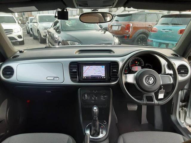 ザ・ビートル デザイン　クルーズコントロール　純正ＳＤナビ　ディスチャージヘッドランプ　バックカメラ　クリアランスソナー　禁煙車　地デジテレビ　Ｂｌｕｅｔｏｏｔｈ　ＭＴモード付シフト　ミュージックサーバー　キーレス（3枚目）